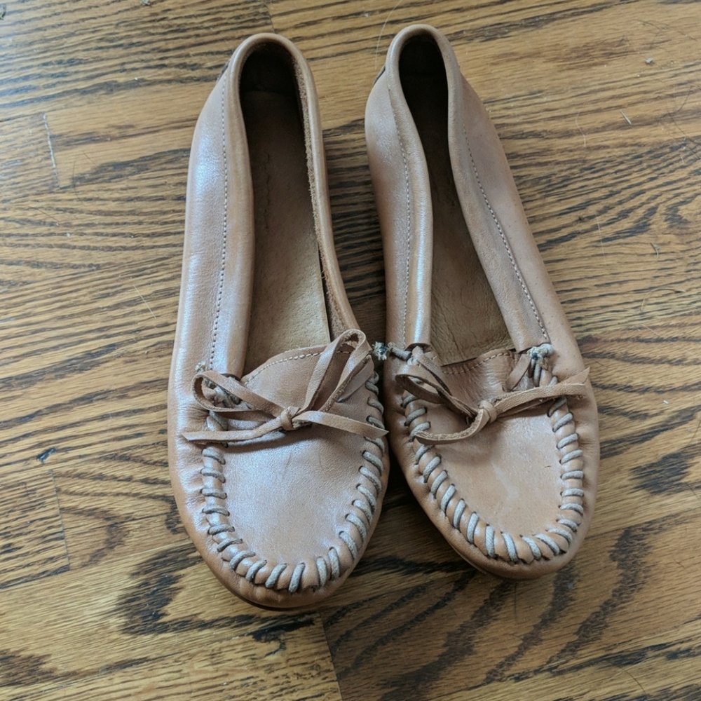 Softmoc tan leather flats